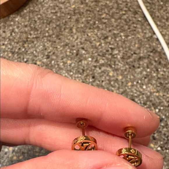 Gold lv Earrings stainless steel - Picture 3 of 3